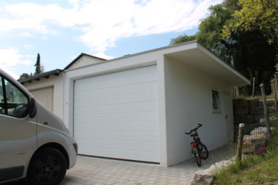 Einzelgarage mit seitlichem Dach