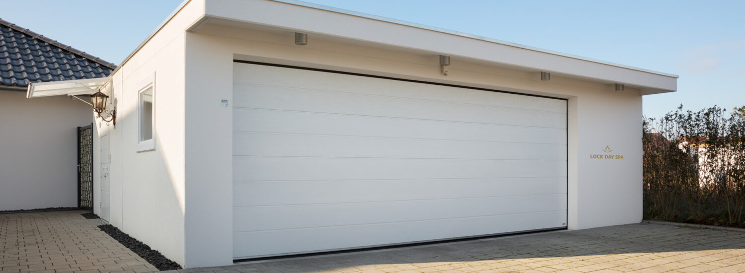 maxi-fertiggarage Maxi-Garage mit nicht mittig eingesetztem Tor und Vordach